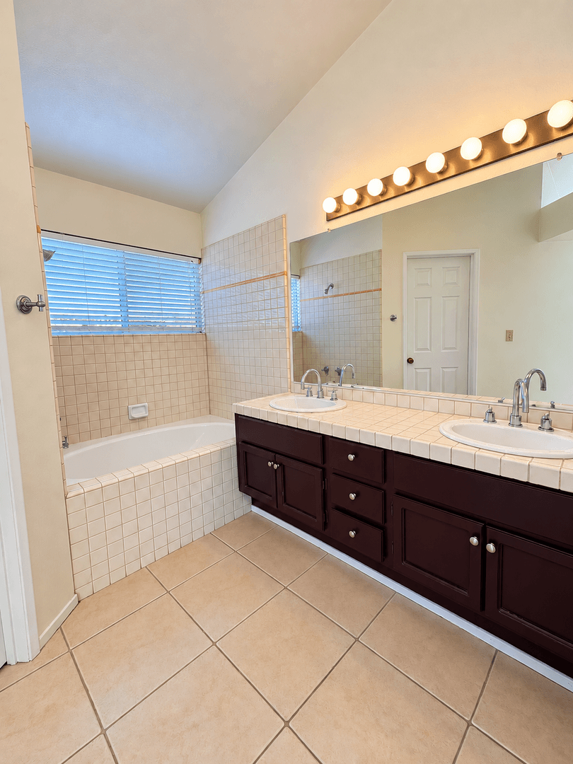 San Diego House: 7935 Winans Cove