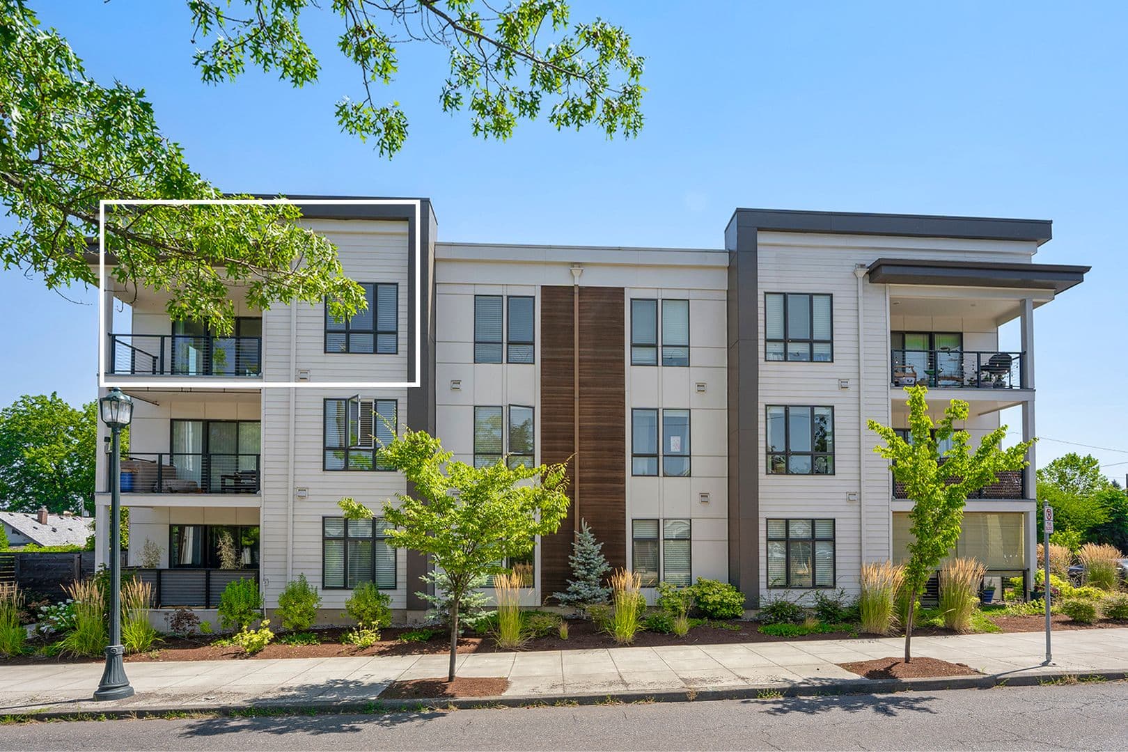 Portland House: 425 NE Bryant St #304