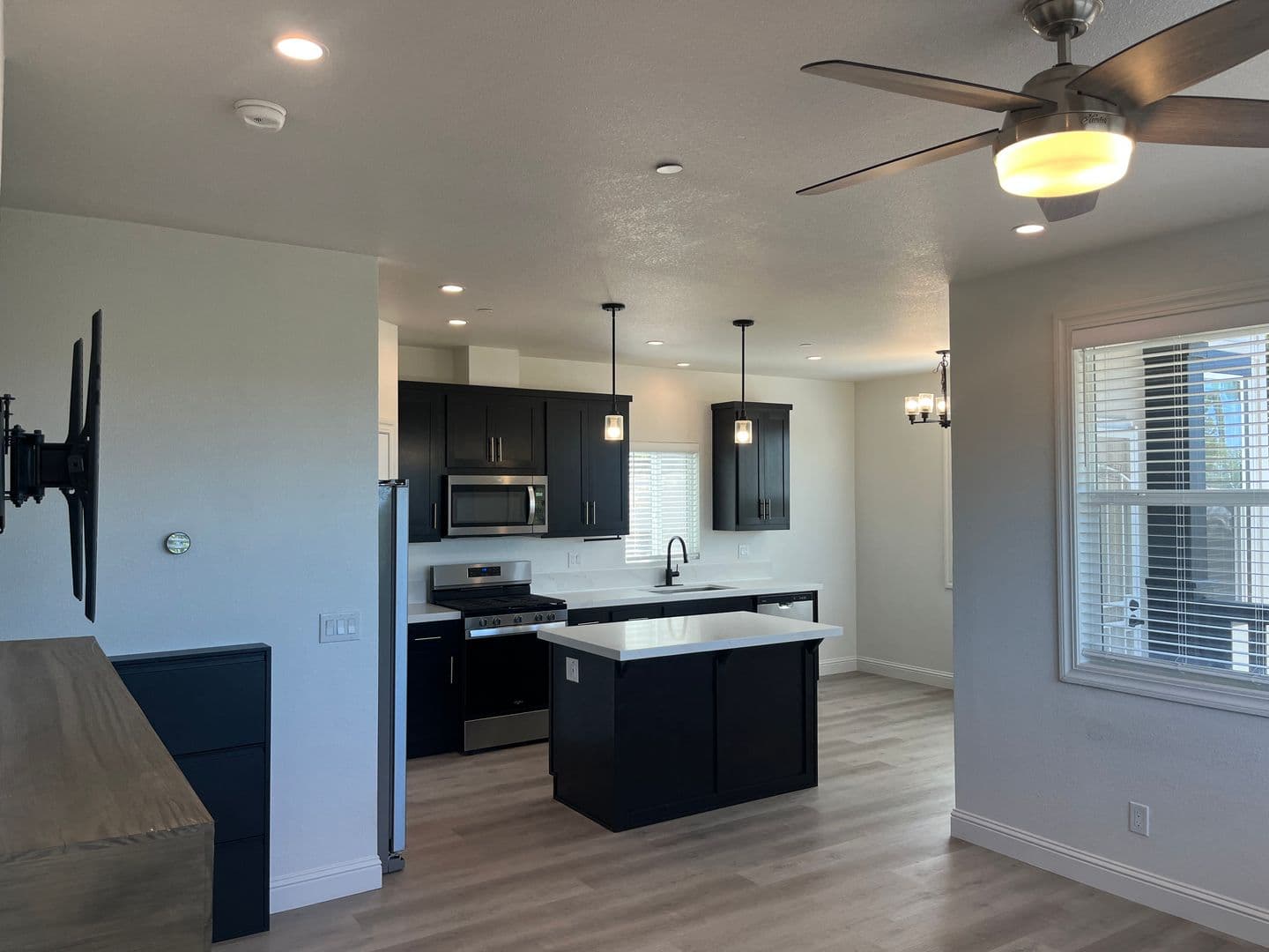 Vista House: 2301-3 Bautista Ave