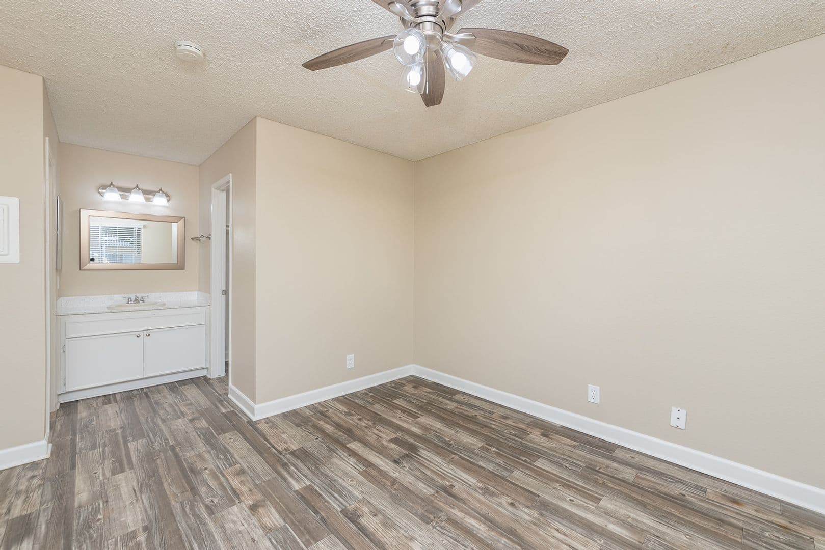 Lakeside Apartment: 9413 Winter Gardens