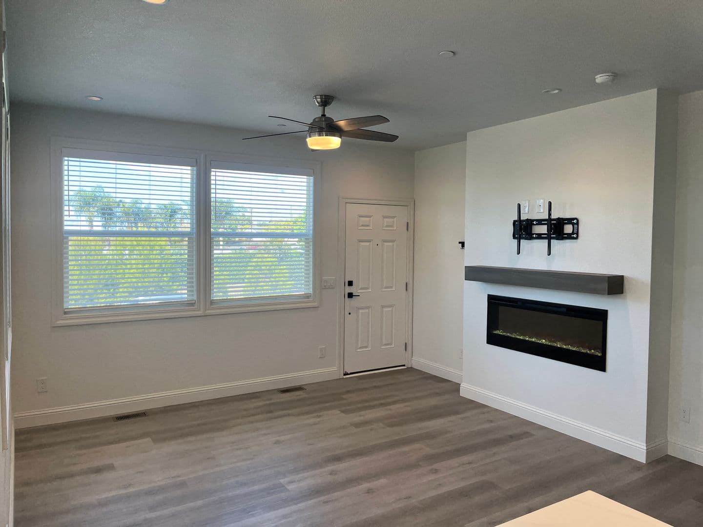 Vista House: 2301-3 Bautista Ave