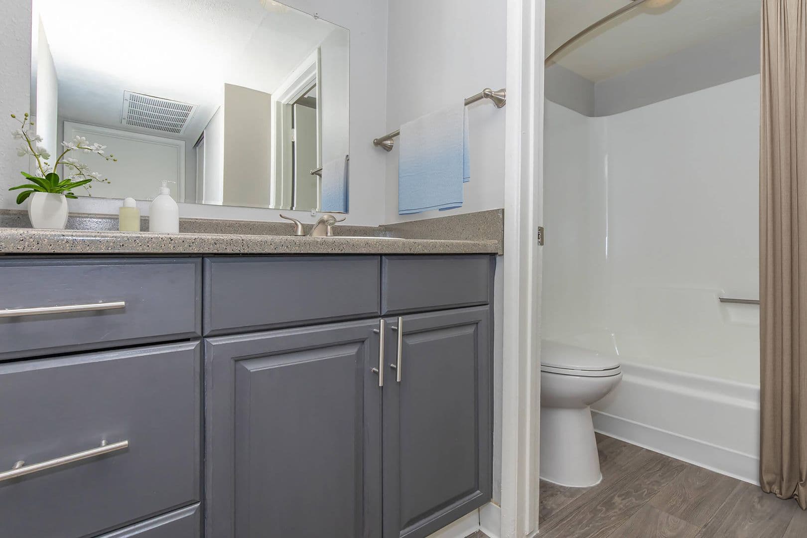 Phoenix Apartment: 2606 N 44th St