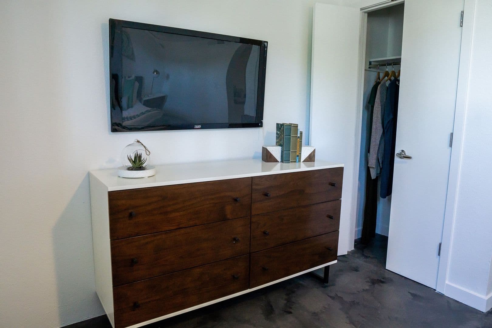Phoenix Apartment: 3211 E Pinchot Ave