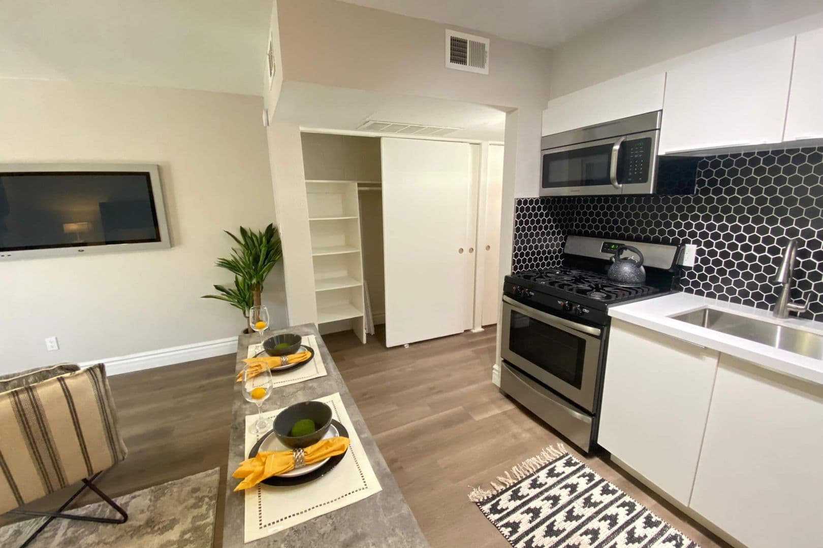 Phoenix Apartment: 6060 N 7th St