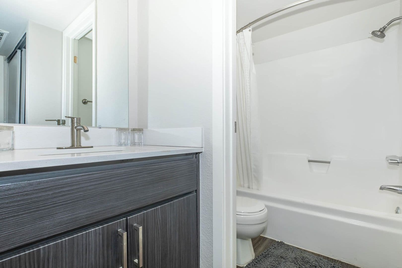 Phoenix Apartment: 2606 N 44th St
