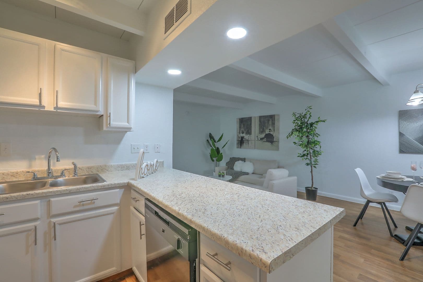 Albuquerque Apartment: 1020 Valencia Drive SE