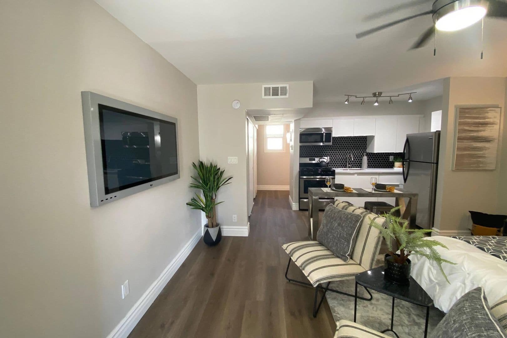 Phoenix Apartment: 6060 N 7th St