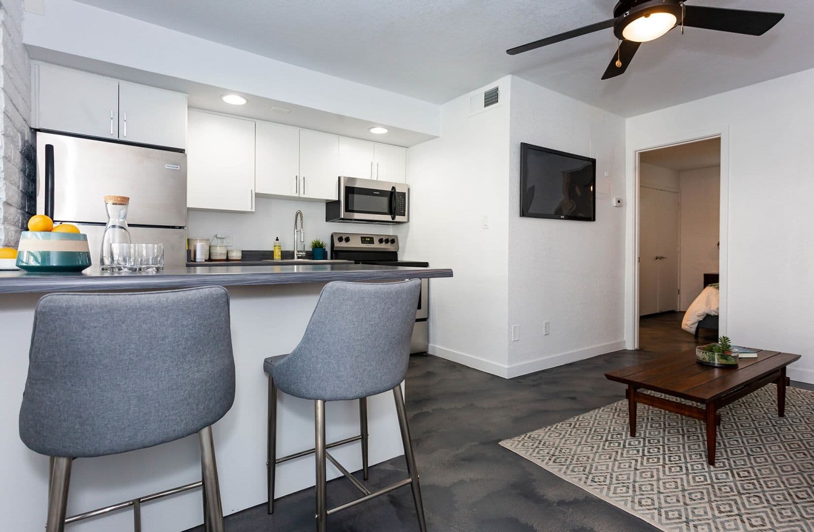 Phoenix Apartment: 3211 E Pinchot Ave