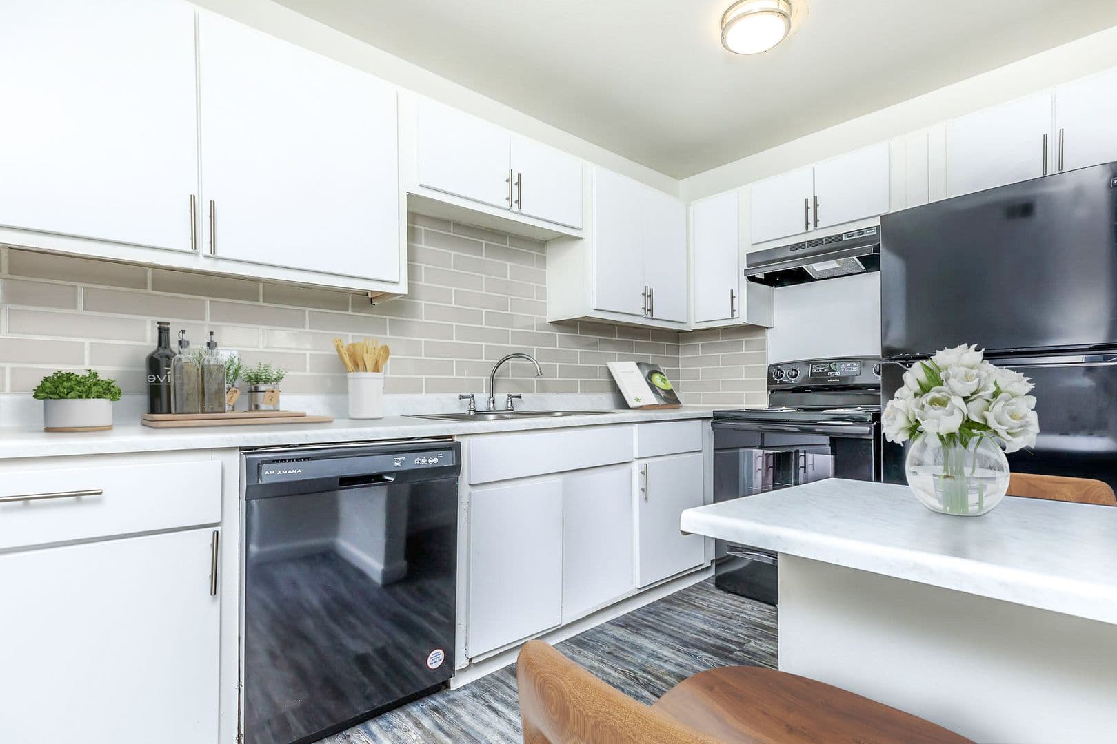 Phoenix Apartment: 40 E Sunland Ave