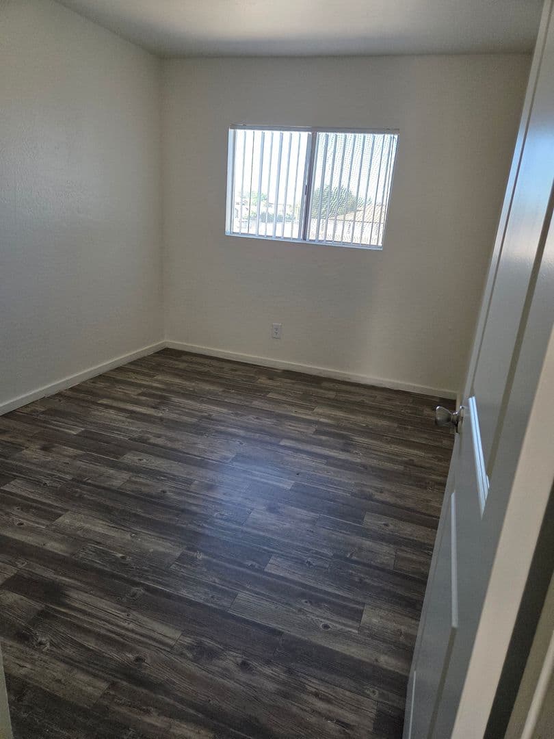 Phoenix Apartment: 16437 N 31st St