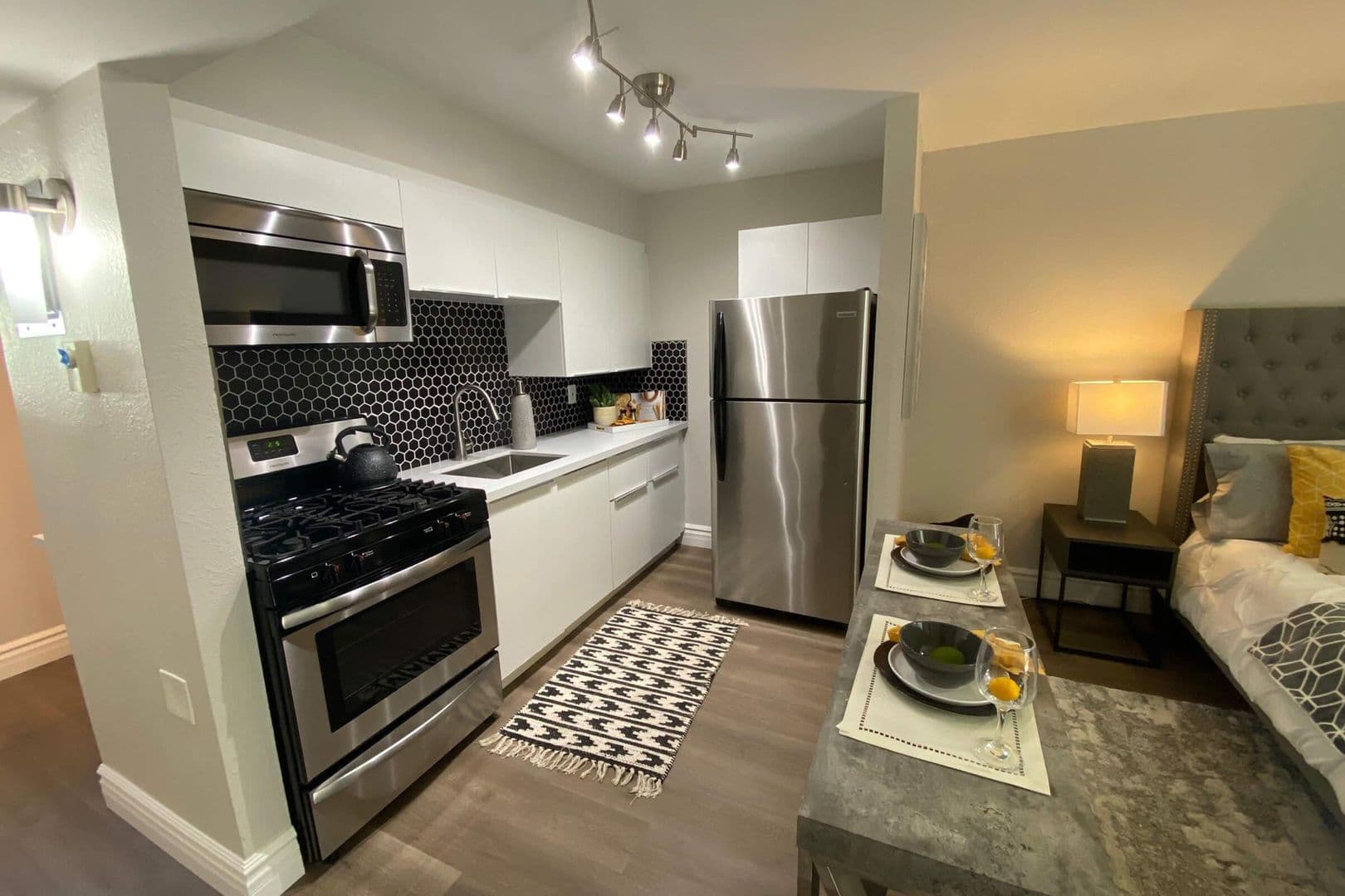 Phoenix Apartment: 6060 N 7th St