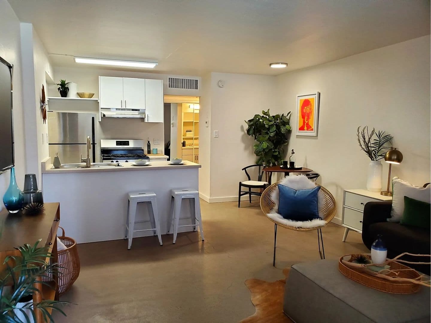 Phoenix Apartment: 1350 E Thomas Rd.