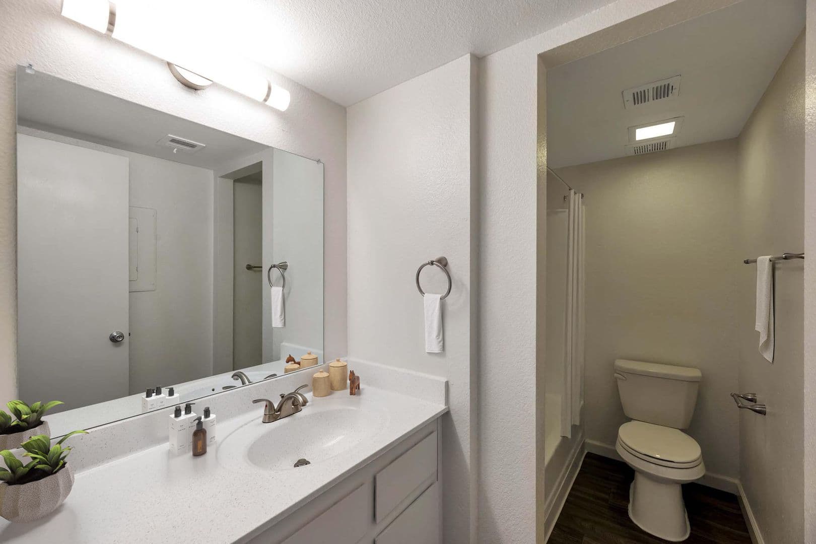 Phoenix Apartment: 2001 W Union Hills Dr.