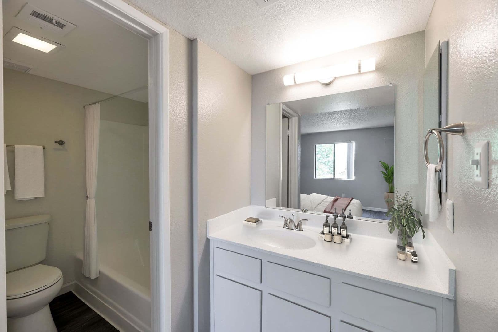 Phoenix Apartment: 2001 W Union Hills Dr.