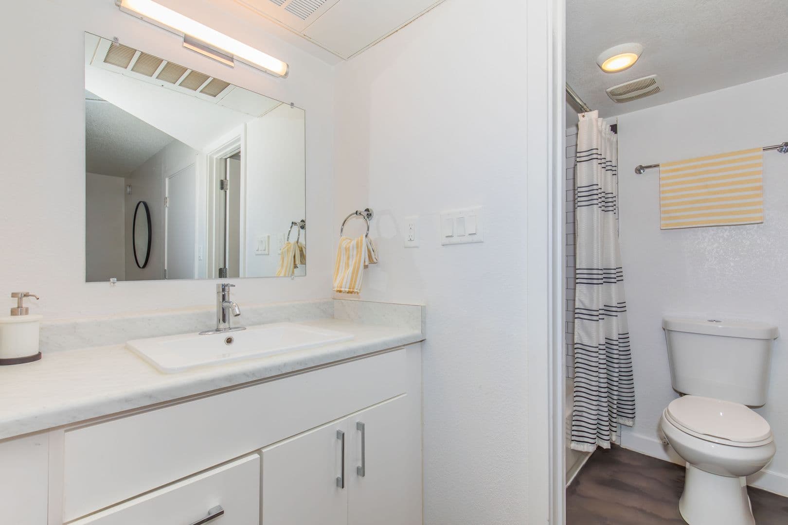 Phoenix Apartment: 3211 E Pinchot Ave