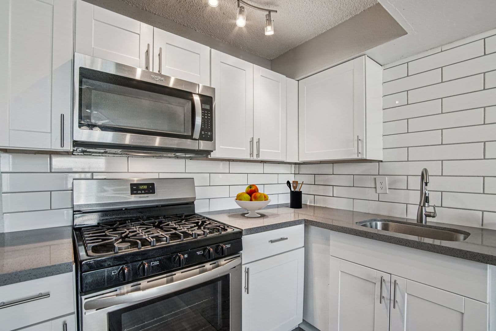 Phoenix Apartment: 2735 E. Thomas Rd.