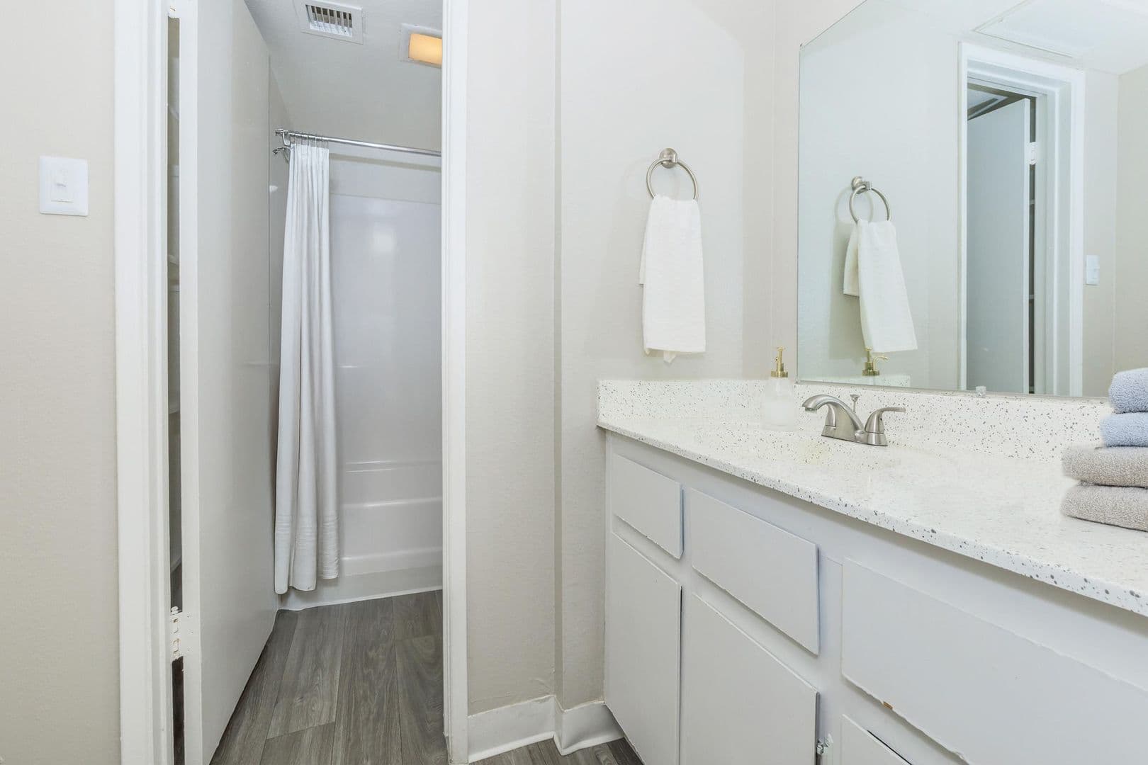 Phoenix Apartment: 2001 W Union Hills Dr.