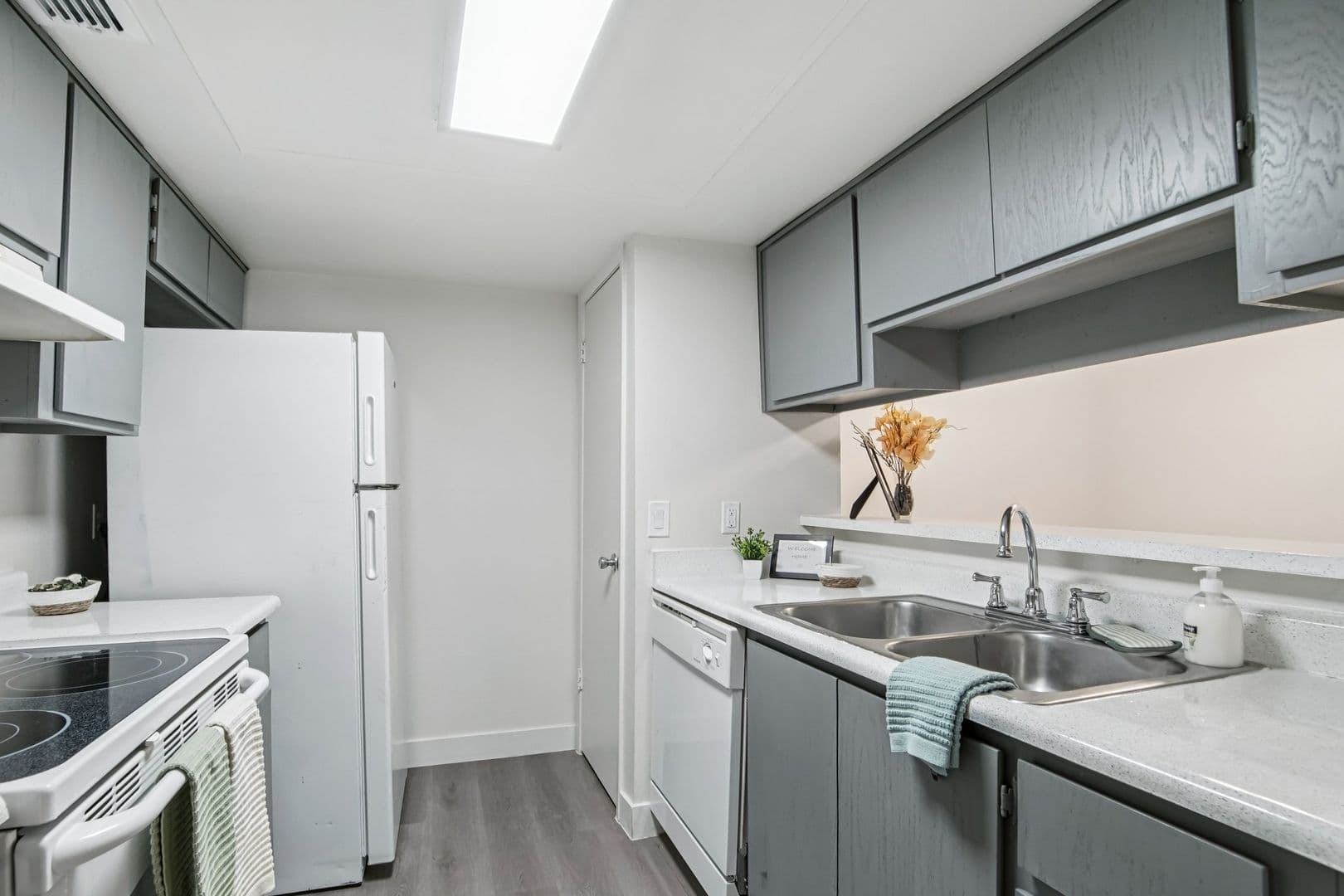 Phoenix Apartment: 1525 E. Cheryl Dr.
