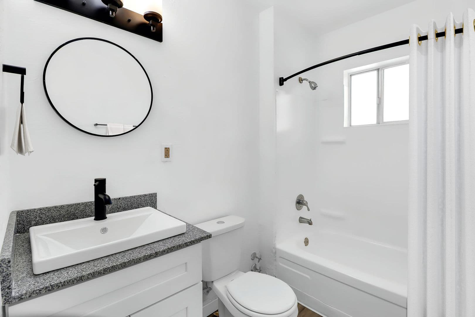 Mesa Apartment: 325 W 5th St.