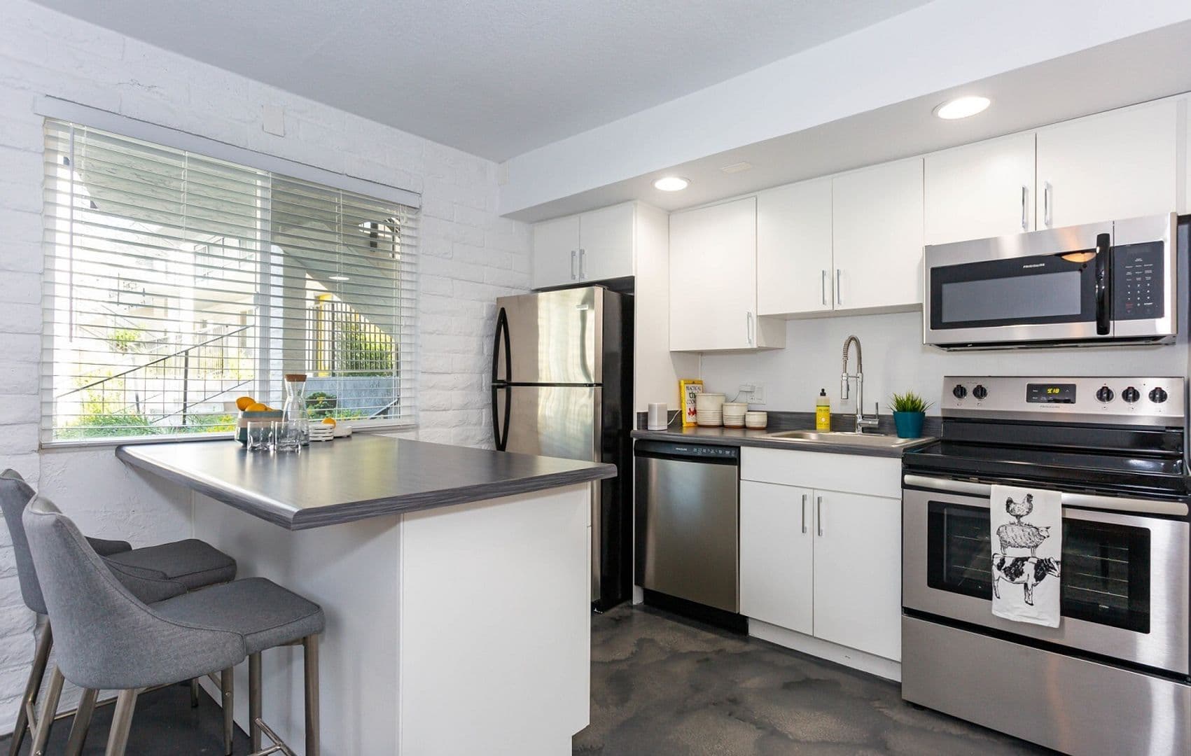 Phoenix Apartment: 3211 E Pinchot Ave
