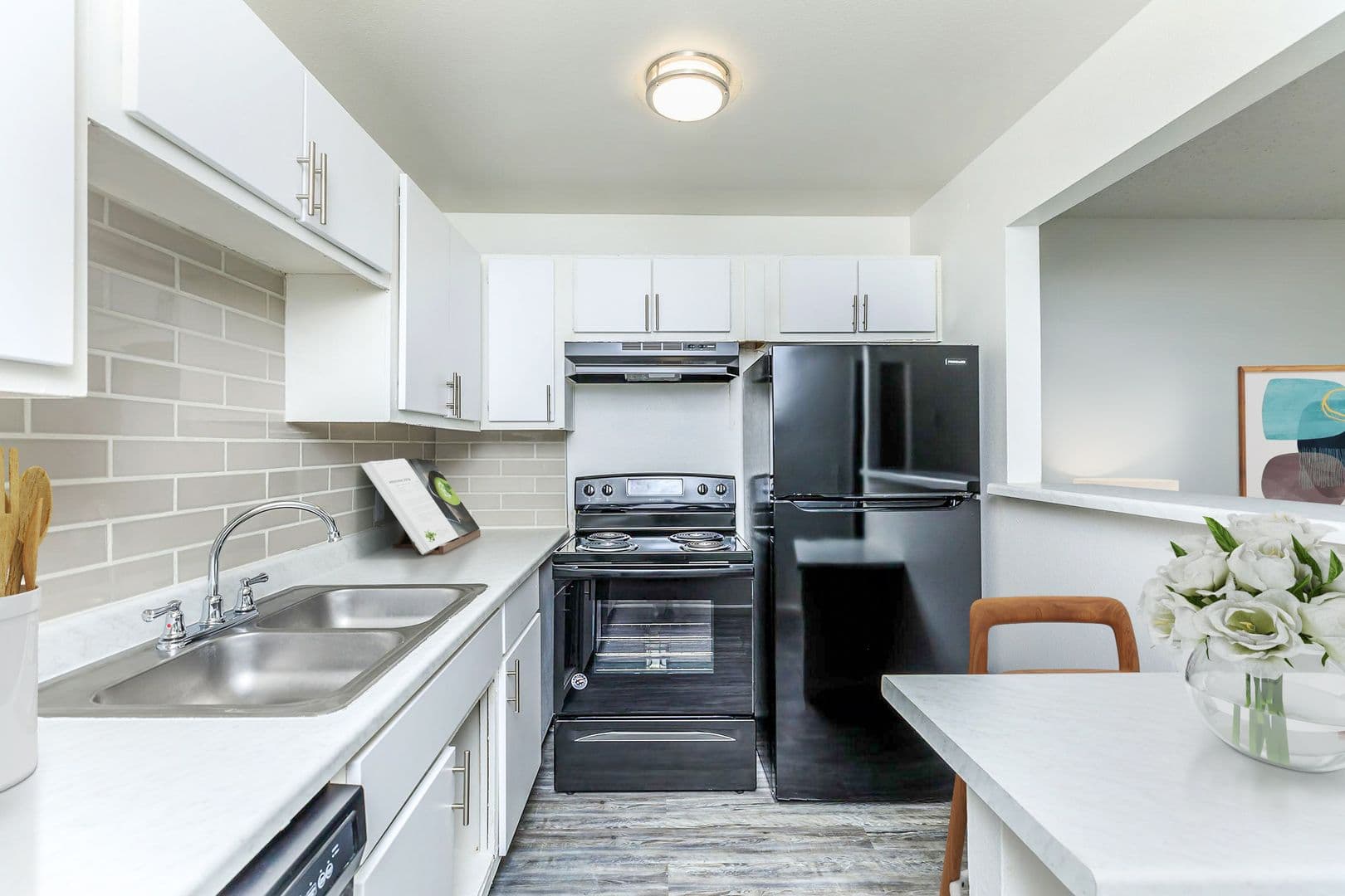 Phoenix Apartment: 40 E Sunland Ave