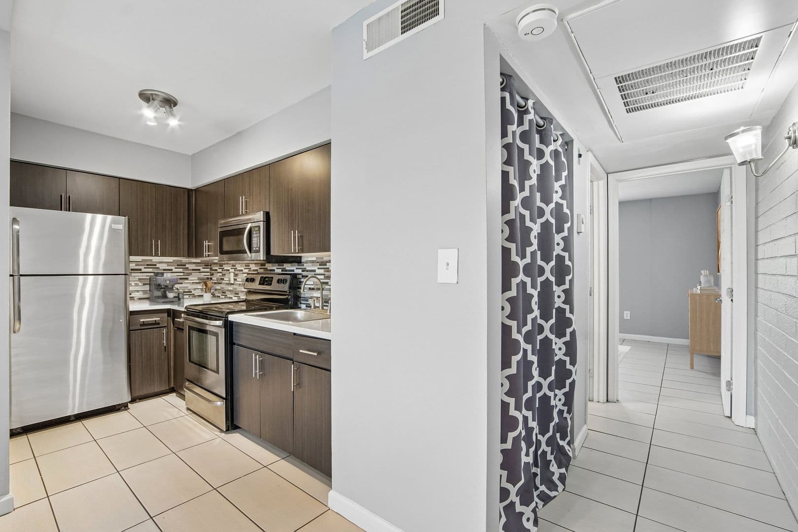 Phoenix Apartment: 1220 N 44th St.