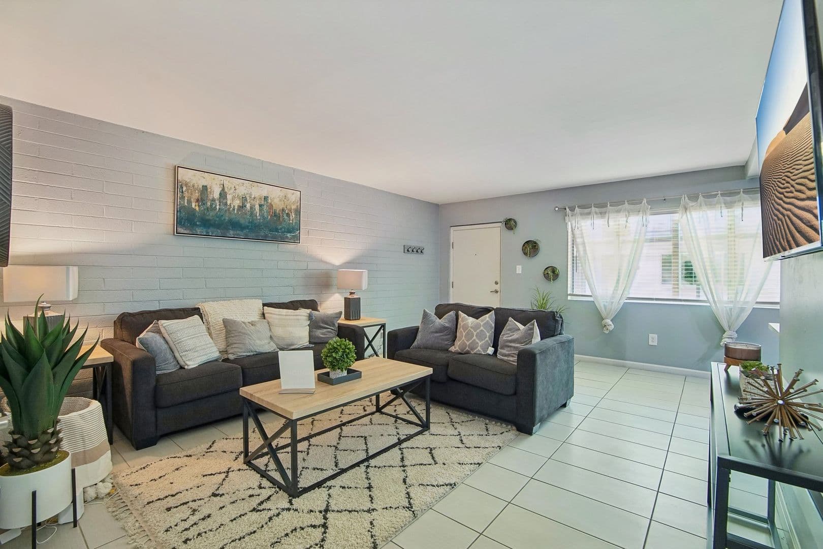Phoenix Apartment: 1220 N 44th St.
