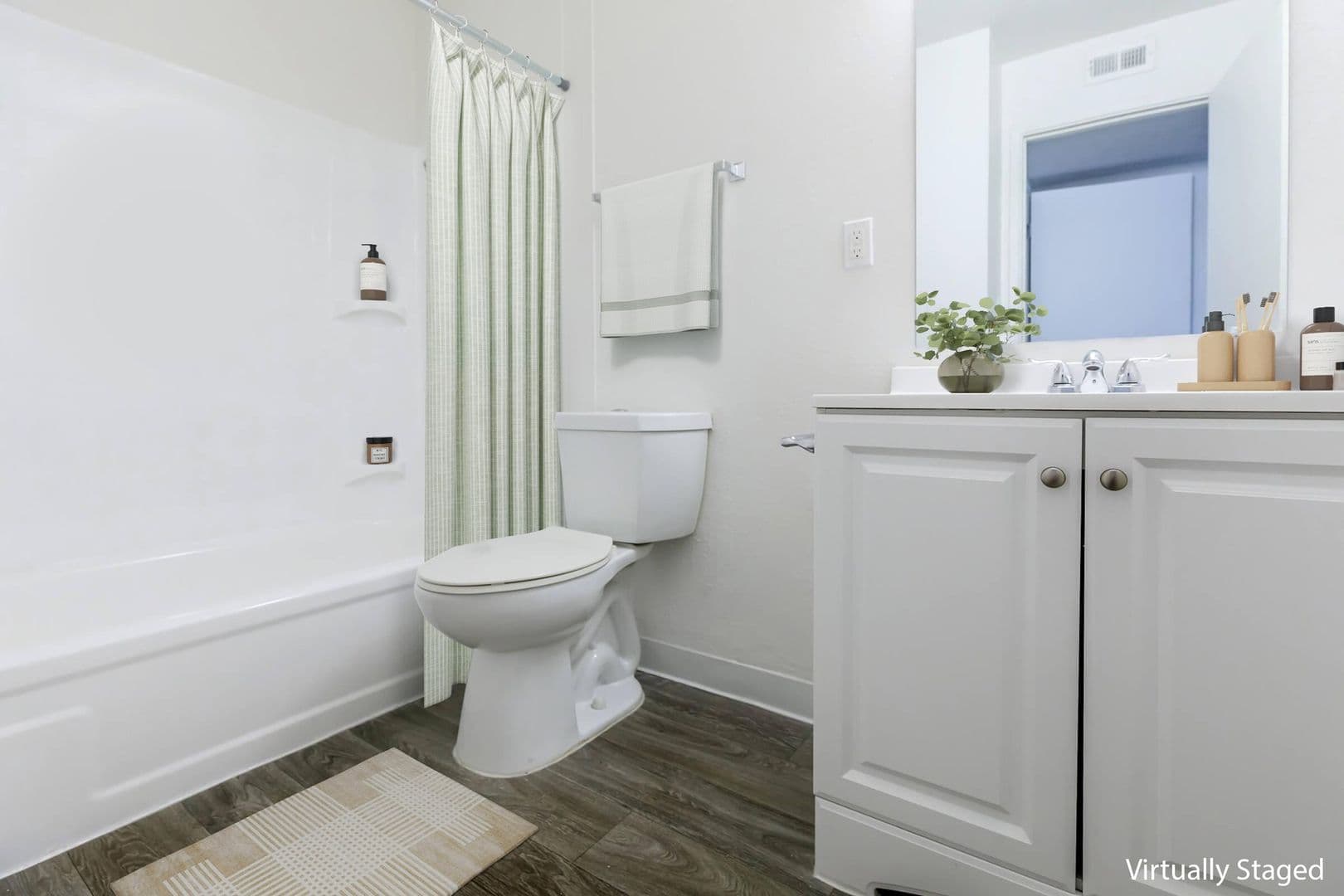 Phoenix Apartment: 3001 N Black Canyon Hwy