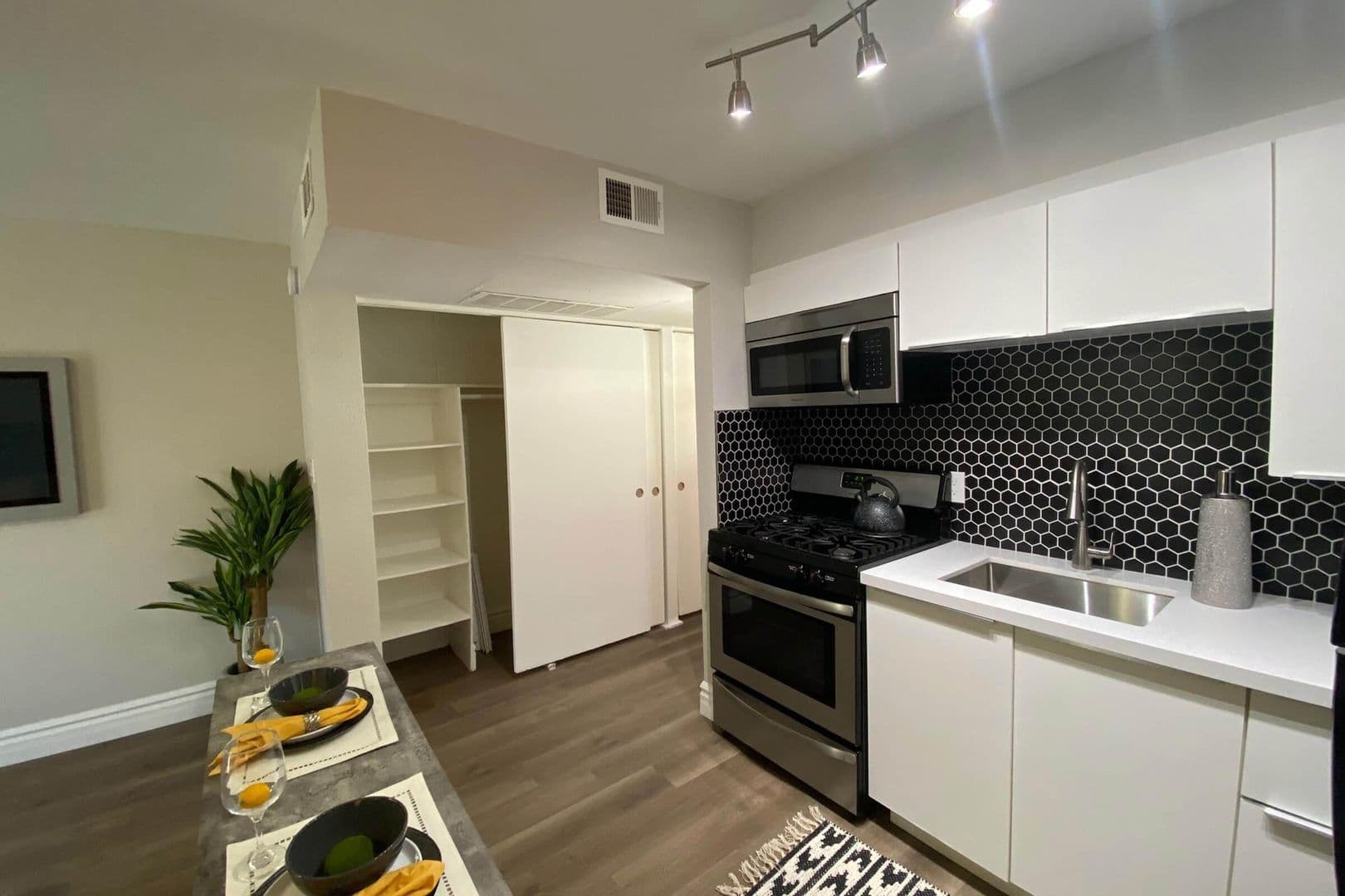 Phoenix Apartment: 6060 N 7th St