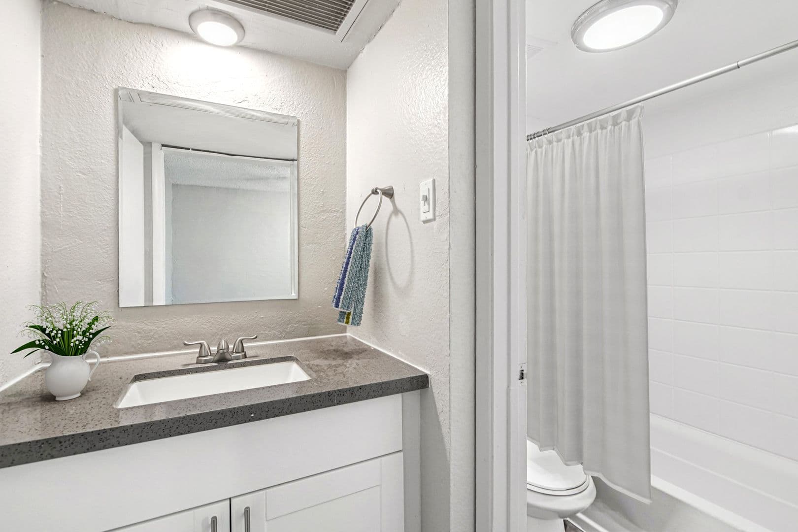 Phoenix Apartment: 2735 E. Thomas Rd.