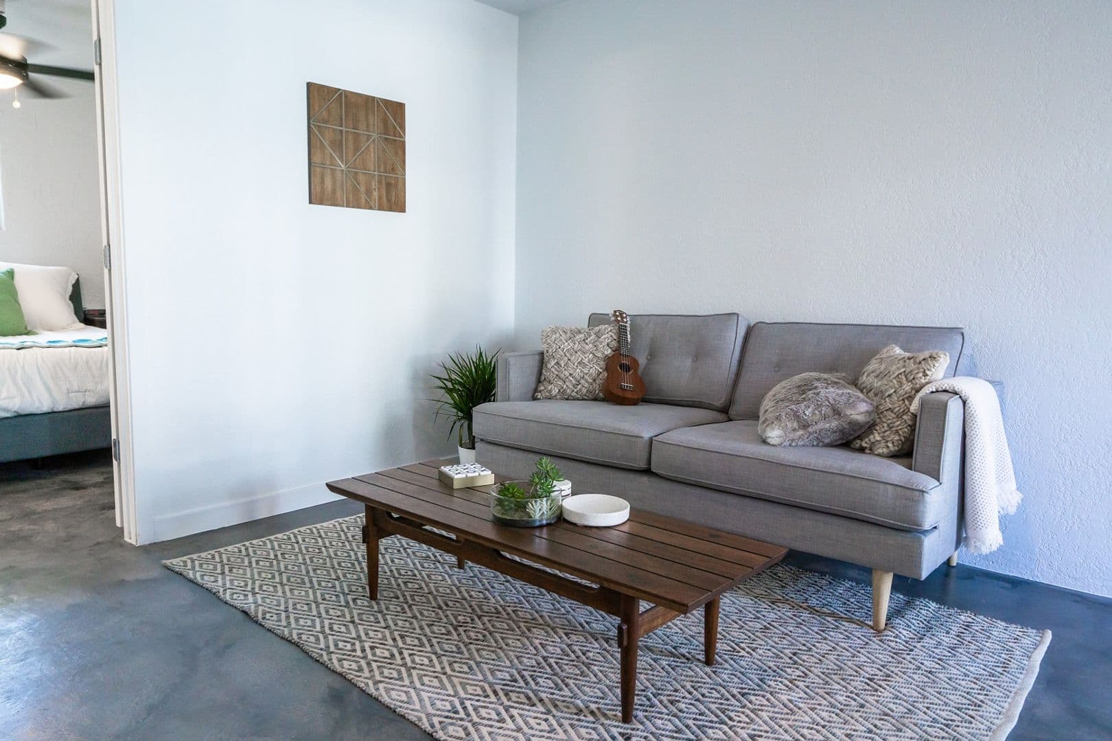 Phoenix Apartment: 3211 E Pinchot Ave