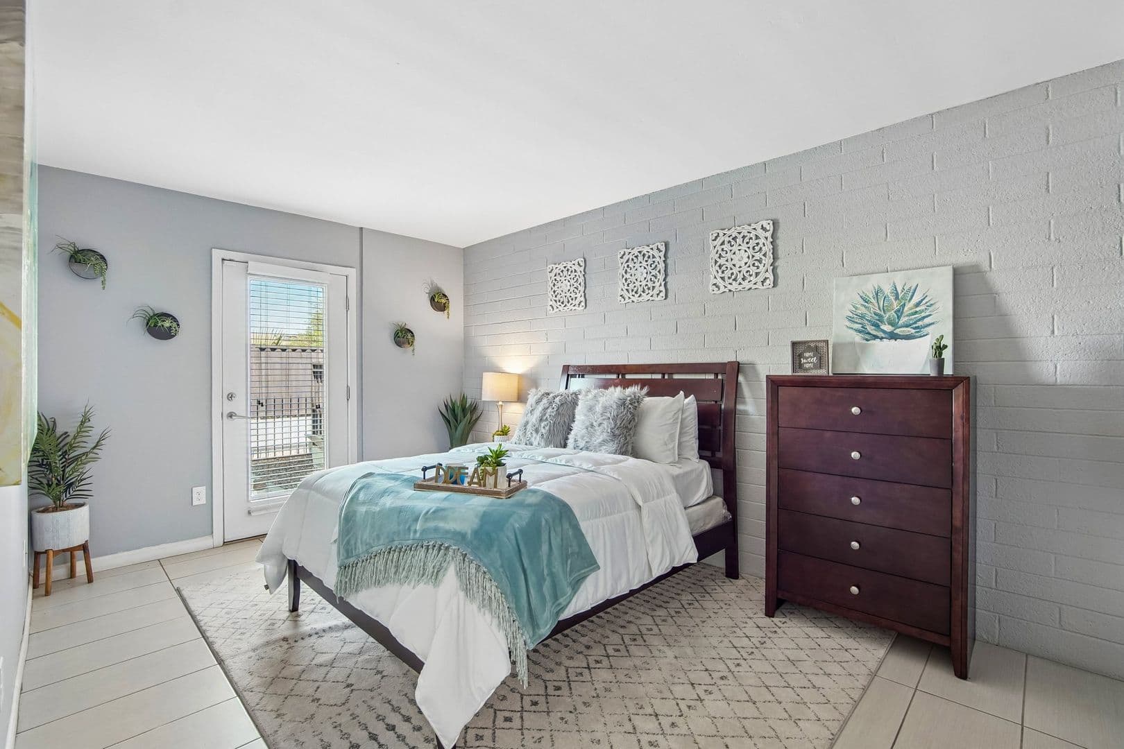 Phoenix Apartment: 1220 N 44th St.