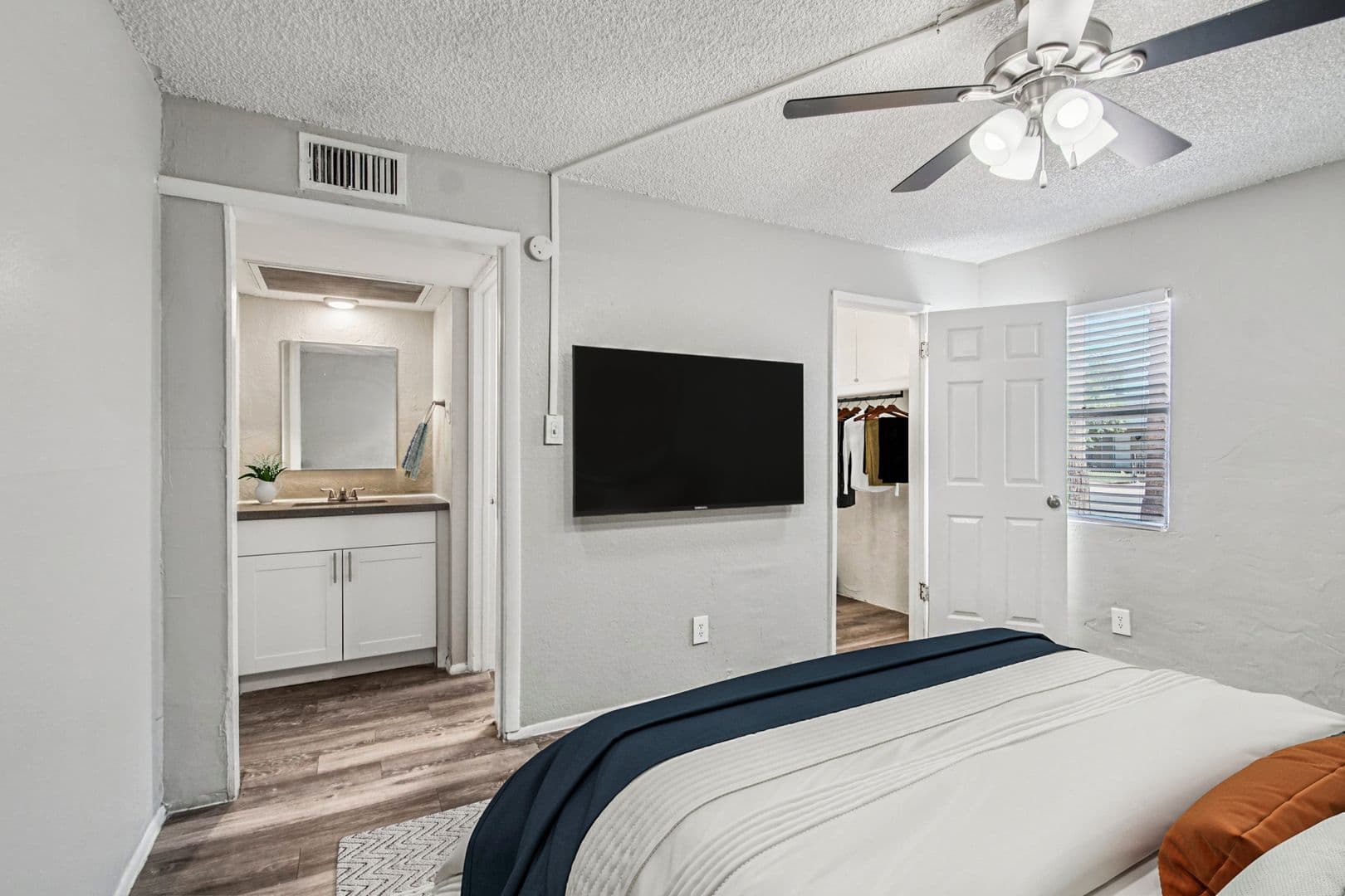 Phoenix Apartment: 2735 E. Thomas Rd.