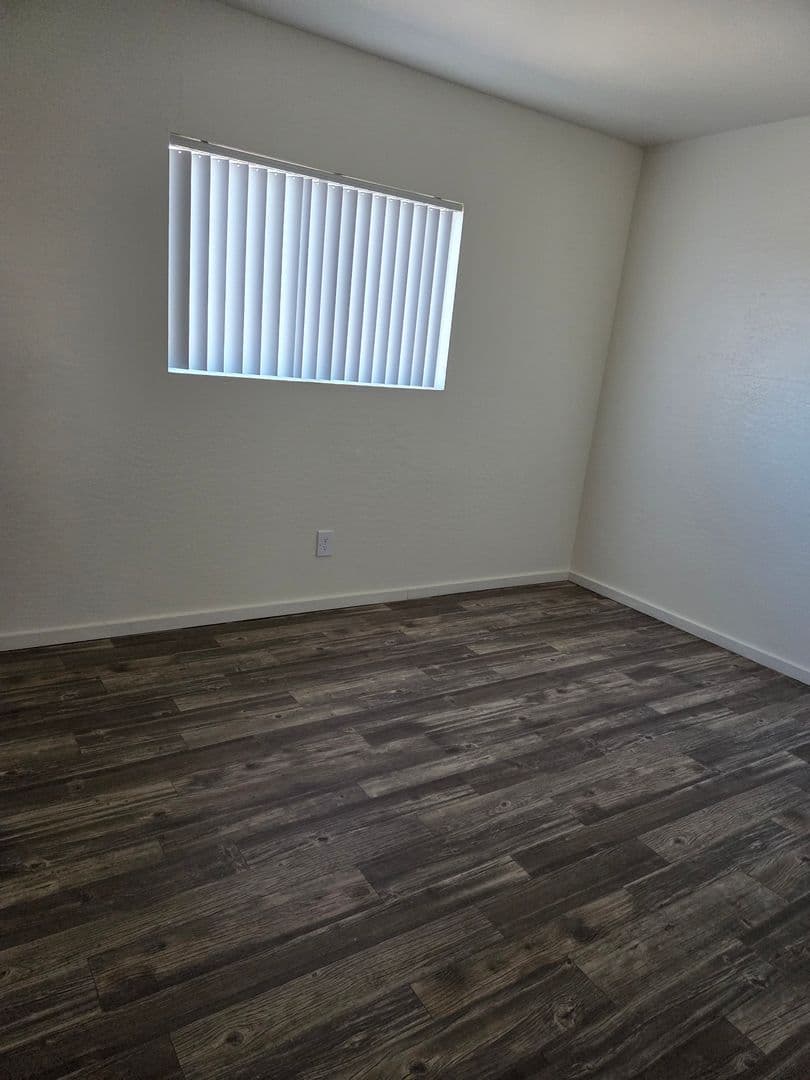 Phoenix Apartment: 16437 N 31st St