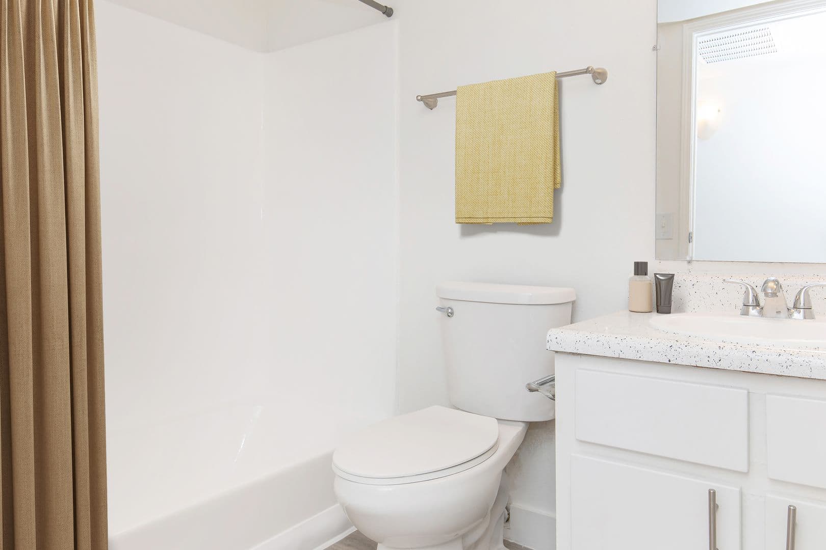Phoenix Apartment: 40 E Sunland Ave