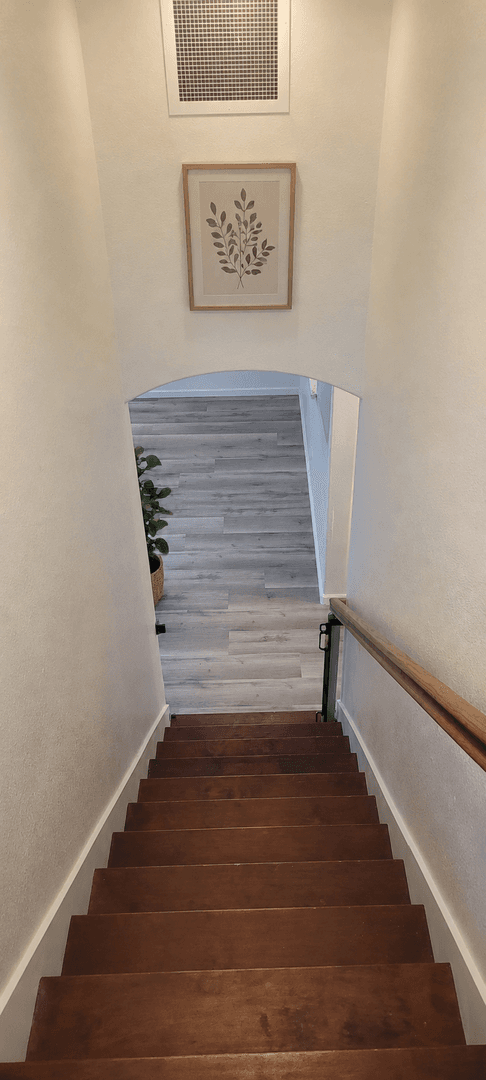 Roseville House: 1800 Broad Stripes Way