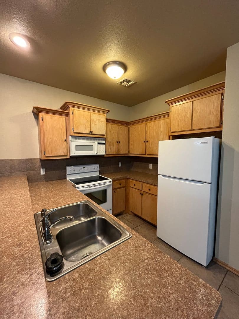 Elgin Apartment: 101 E St Apts