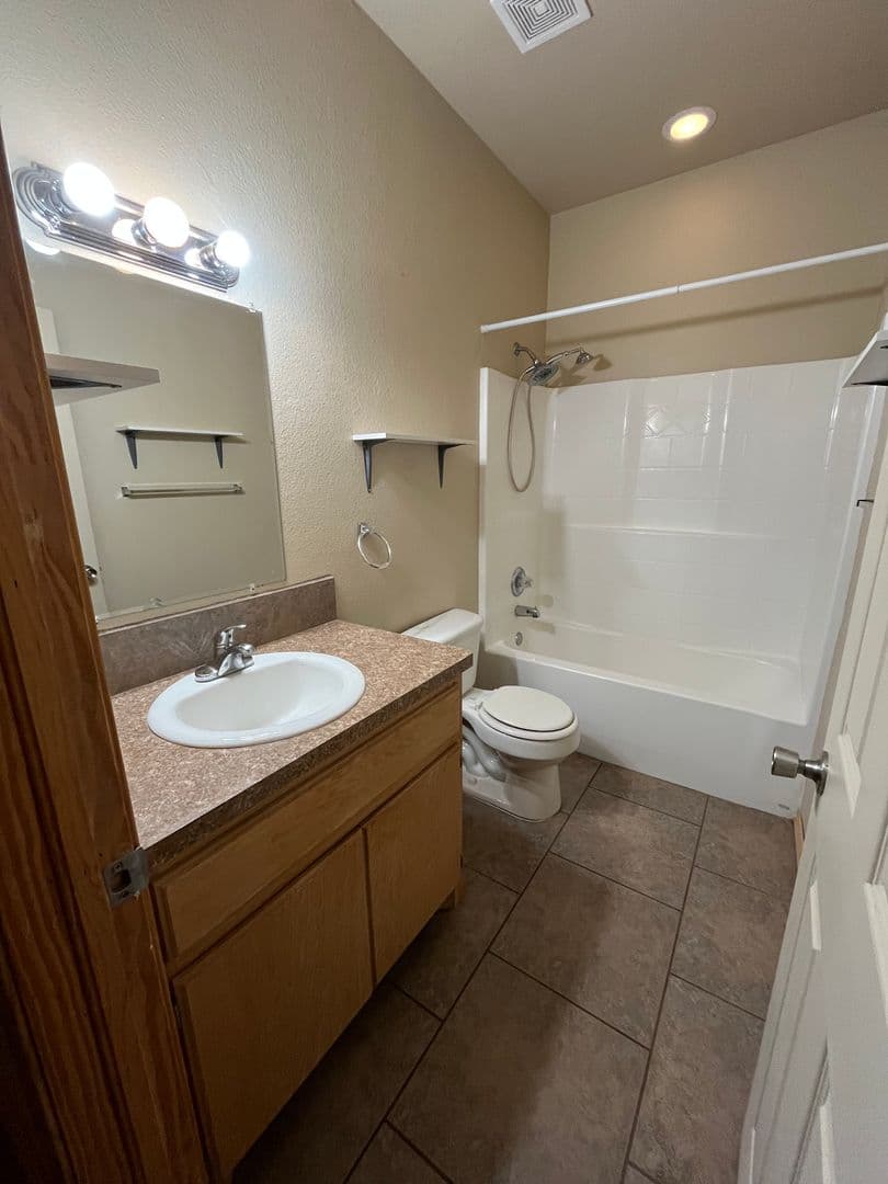 Elgin Apartment: 101 E St Apts