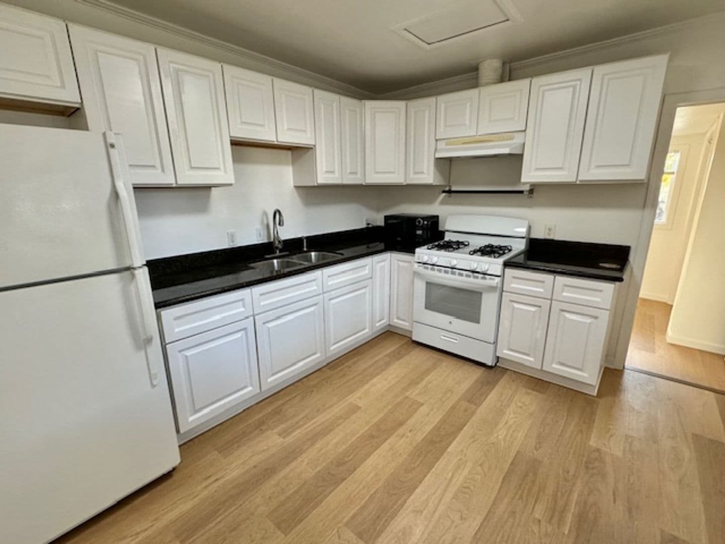 Santa Barbara Apartment: 711 De La Vina