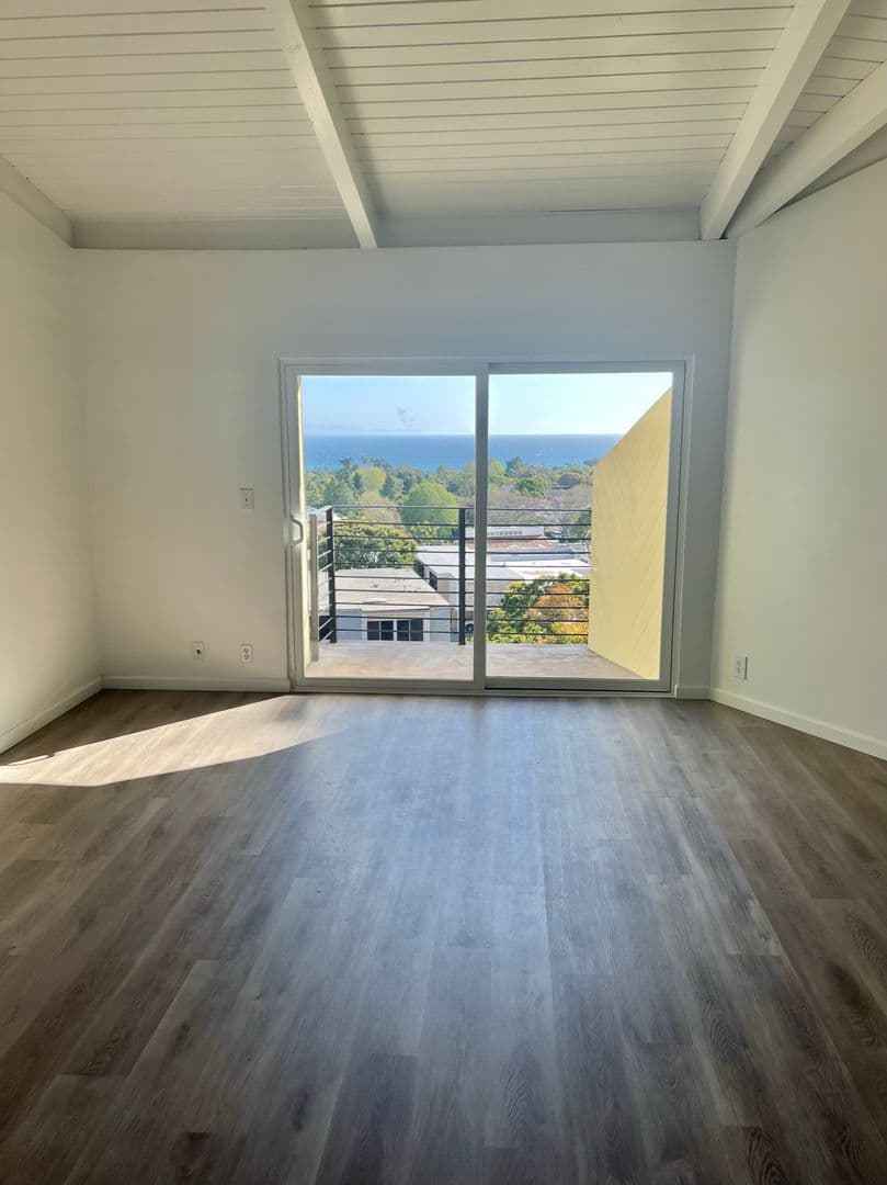 Santa Barbara Apartment: 515 Red Rose Lane
