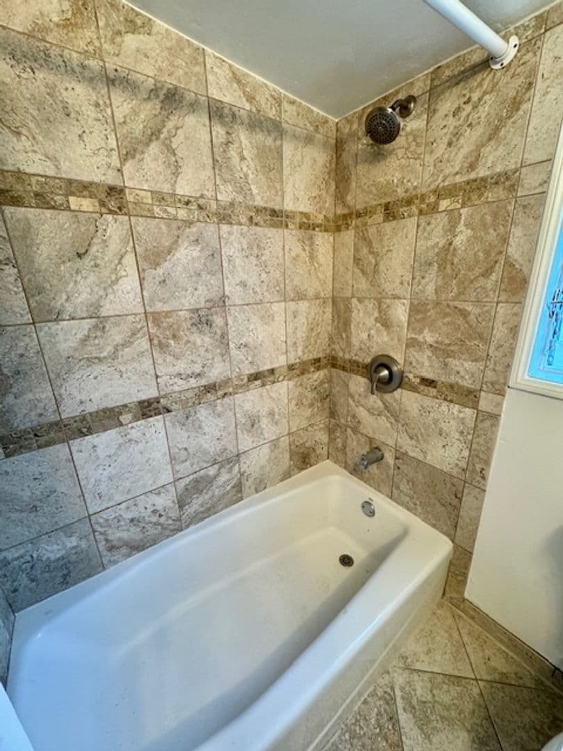Santa Barbara Apartment: 711 De La Vina