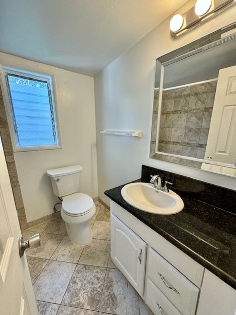 Santa Barbara Apartment: 711 De La Vina