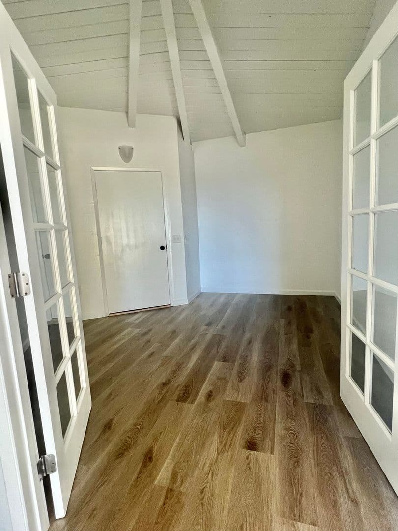 Santa Barbara Apartment: 515 Red Rose Lane