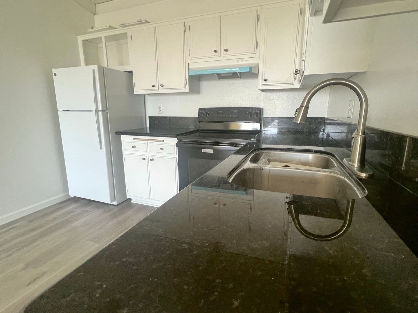 Santa Barbara Apartment: 515 Red Rose Lane