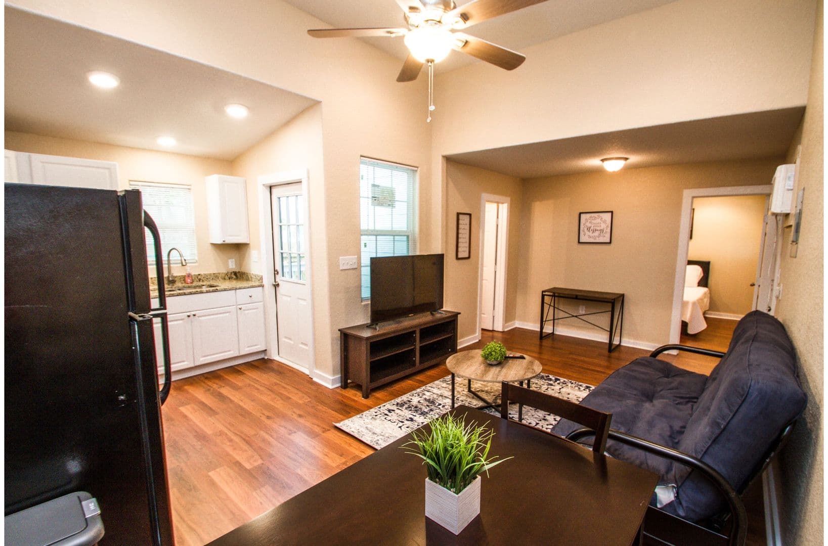 San Antonio Apartment: 121 Douglas Way Street,