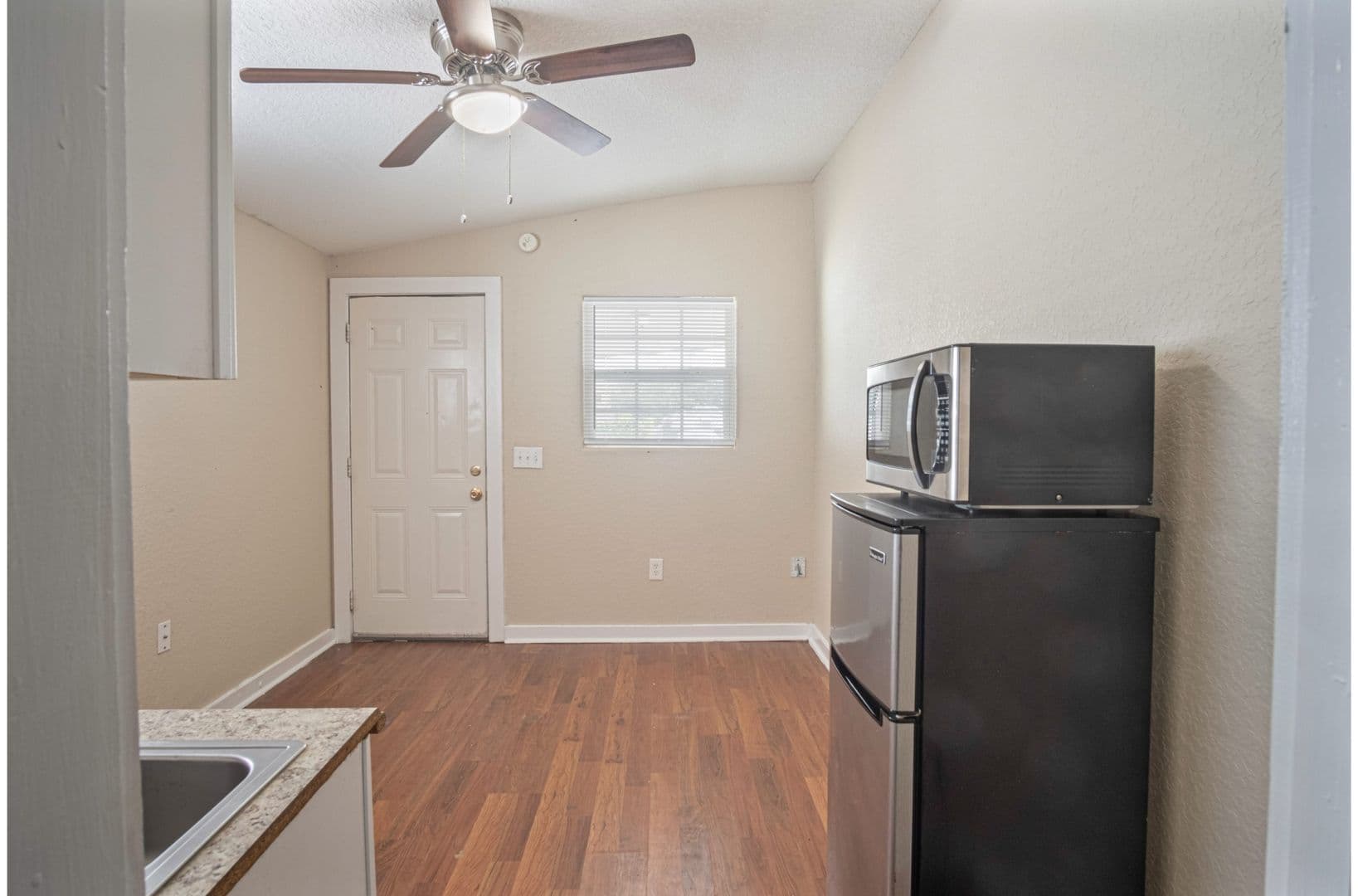 San Antonio Apartment: 121 Douglas Way Street,