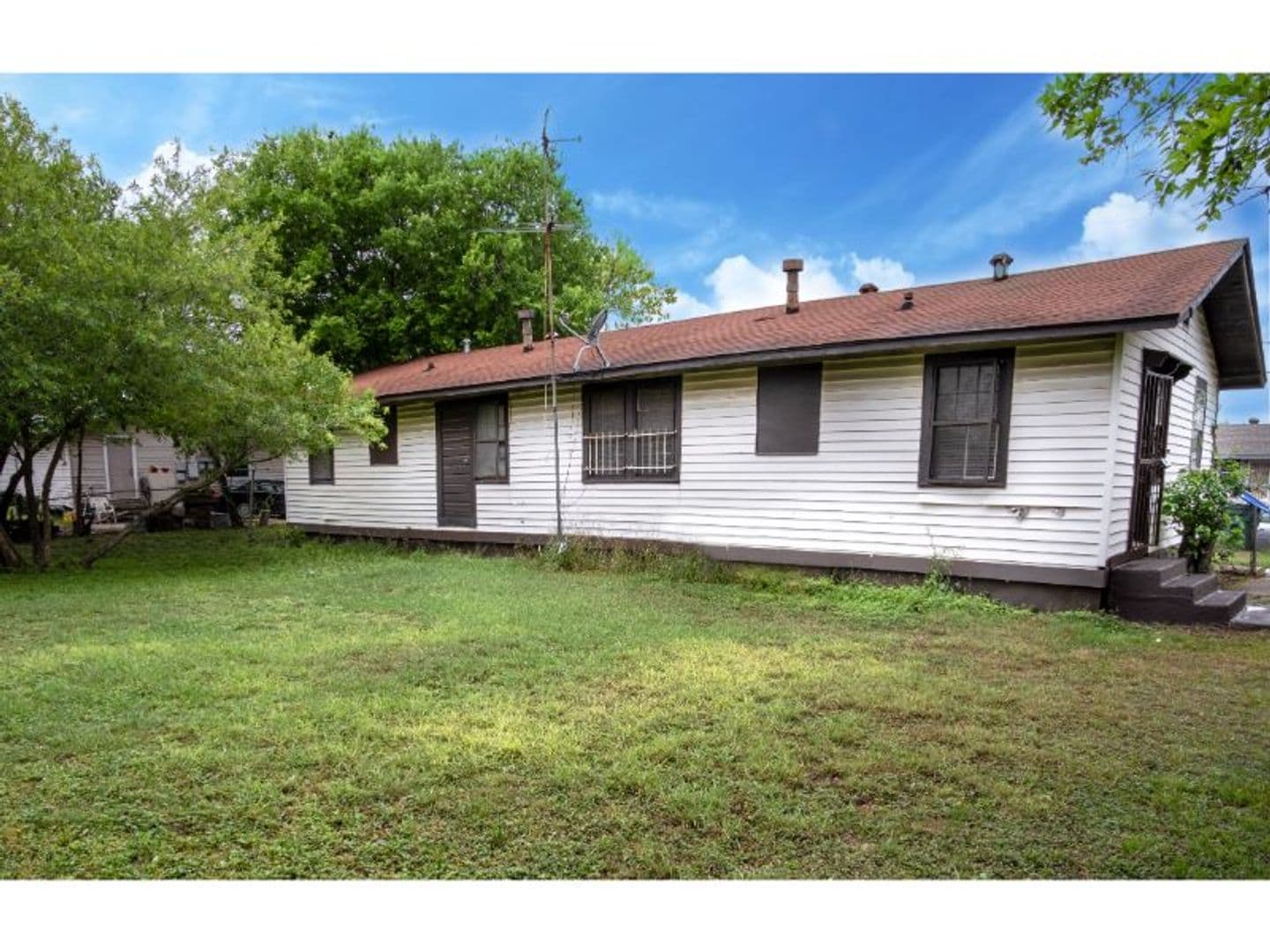 San Antonio House: 512 Bee St