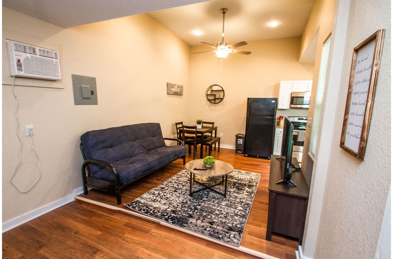 San Antonio Apartment: 121 Douglas Way Street,
