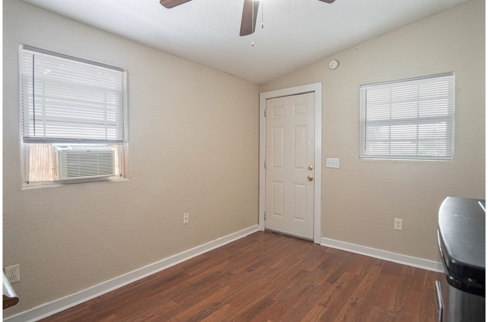 San Antonio Apartment: 121 Douglas Way Street,