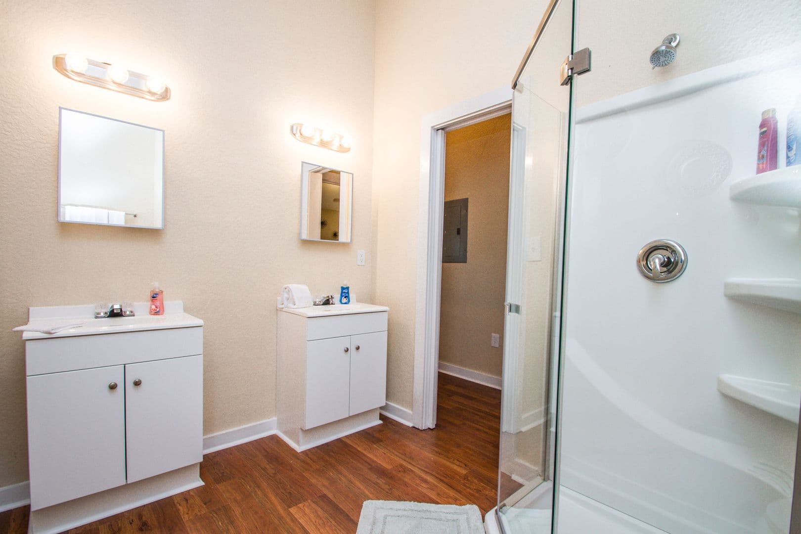 San Antonio Apartment: 121 Douglas Way Street,